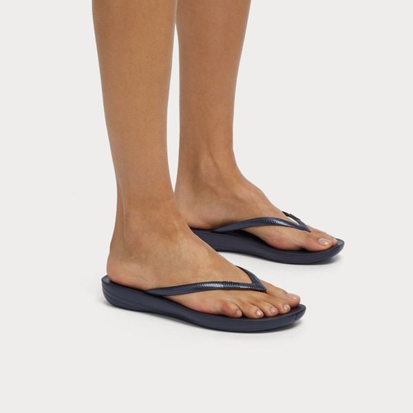 Klapki damskie FitFlop Iqushion Ergonomic TPU. Brązowe klapki damskie FIT FLOP, bez wzorów, z materiału, bez obcasa. Za 154.45 zł.