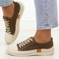 C.Beżowe nubuk vizon skórzane półbuty damskie T.Sokolski 8260. Brązowe półbuty damskie Sokolski, bez wzorów, z jeansu, eleganckie, z okrągłym noskiem, bez obcasa, na płaskiej podeszwie. Za 299.00 zł.