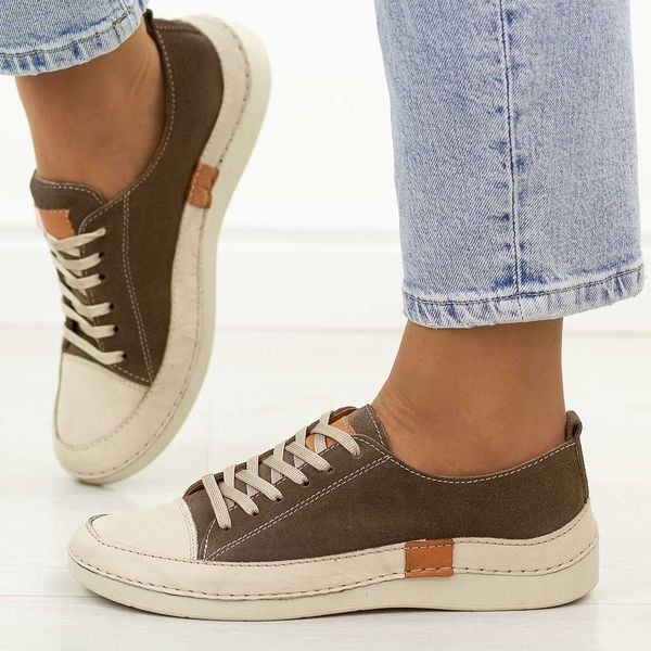 C.Beżowe nubuk vizon skórzane półbuty damskie T.Sokolski 8260. Brązowe półbuty damskie Sokolski, bez wzorów, z jeansu, eleganckie, z okrągłym noskiem, bez obcasa, na płaskiej podeszwie. Za 299.00 zł.