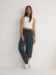 Spodnie cargo - ciemnoszary. Szare spodnie materiałowe damskie Reserved, bez wzorów, z bawełny. W wyprzedaży za 79.99 zł.