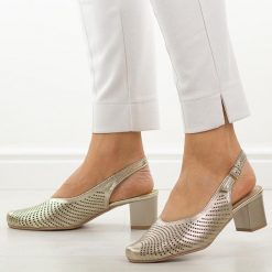 Złote C skórzane Polskie czółenka damskie Deoni D136. Żółte czółenka damskie Deoni, w ażurowe wzory, ze skóry, bez obcasa, na obcasie. Za 429.00 zł.