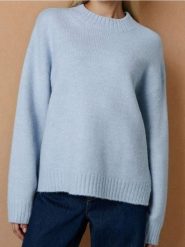Sweter basic - niebieski. Niebieskie swetry klasyczne damskie Sinsay, l, bez kołnierzyka. Za 49.99 zł.