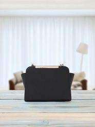Torebka crossbody - czarny. Czarne torebki klasyczne damskie Sinsay, bez wzorów, ze skóry, bez dodatków. W wyprzedaży za 17.99 zł.
