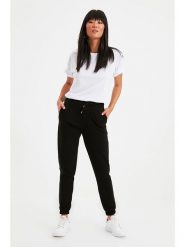 Trendyol Spodnie dresowe w kolorze czarnym rozmiar: XL. Czarne spodnie dresowe damskie Trendyol, xl, bez wzorów, z dresówki. Za 61.75 zł.