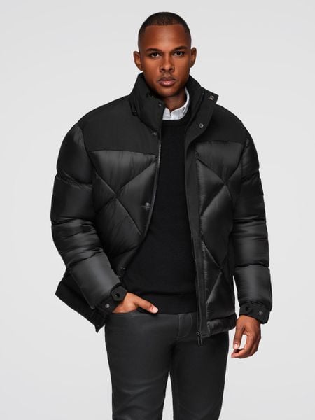Kurtka męska z kapturem z geometrycznym pikowaniem karo – czarna V1. Czarne kurtki męskie Ombre Clothing, l, z aplikacjami, z materiału, klasyczne, z kapturem. Za 459.99 zł.