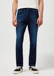 WRANGLER MĘSKIE SPODNIE JEANSOWE LARSTON BLUE JAM 112360183 W18S008801. Niebieskie spodnie materiałowe męskie Wrangler, bez wzorów, z jeansu. Za 219.99 zł.