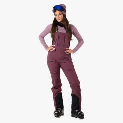 Spodnie narciarskie kobiece Swedemount Lofoten 3L Shell Bib Pants II wodoodporne. Fioletowe spodnie materiałowe damskie SWEDEMOUNT, bez wzorów, sportowe. W wyprzedaży za 672.00 zł.