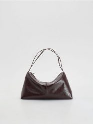Duża torebka na ramię - mahoniowy. Brązowe torebki klasyczne damskie Reserved, bez wzorów, ze skóry, duże, bez dodatków. Za 139.99 zł.