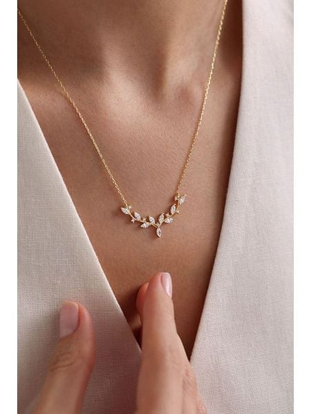 Lodie Silver Pozłacany naszyjnik z elementem ozdobnym - dł. 42 cm rozmiar: onesize. Szare naszyjniki damskie Lodie Silver, pozłacane. Za 100.99 zł.