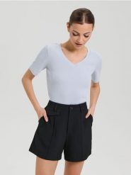Koszulka z dekoltem V - niebieski. Niebieskie t-shirty damskie Sinsay, l, bez wzorów, bez kołnierzyka. Za 15.99 zł.