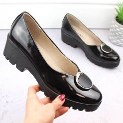 Skórzane lakierowane półbuty damskie z ozdobą Filippo DP4569. Półbuty damskie Filippo, z aplikacjami, z lakierowanej skóry, eleganckie, bez obcasa. Za 169.99 zł.