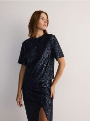 Pudełkowy t-shirt z cekinami - ciemnoszary. Szare t-shirty damskie Reserved, l, bez wzorów, z dzianiny, bez kołnierzyka. W wyprzedaży za 79.99 zł.