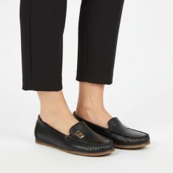 Mokasyny damskie Armodo, cholewka ze skóry naturalnej gładkiej klasyczna wsuwana konstrukcja z delikatnym przeszyciem z przodu subtelny metalowy deta. Czarne mokasyny damskie Armodo, ze skóry. Za 379.00 zł.