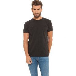 T-shirt w kolorze czarnym. Czarne t-shirty męskie Lonsdale, Kangol, Crosshatch, m, bez wzorów, z bawełny, bez kołnierzyka. W wyprzedaży za 49.95 zł.