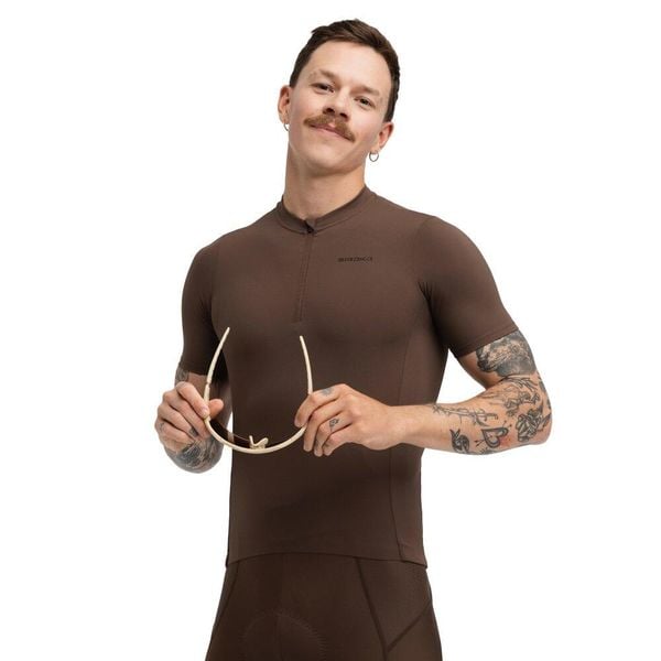 Męska koszulka kolarska gravel z krótkim suwakiem pod szyją Kolarstwo Siroko. Brązowe t-shirty sportowe męskie SIROKO, m, z materiału, bez ramiączek, rowerowe. Za 252.00 zł.