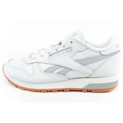 Buty Reebok Wms Classic HQ2234 białe. Białe buty sportowe na co dzień damskie bez wzorów, ze skóry ekologicznej. Za 365.58 zł.