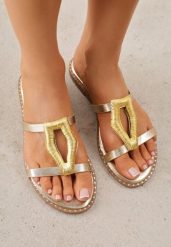 Złote Klapki VICES z Metaliczną Geometryczną Klamrą Azaeriana. Żółte klapki damskie Renee, z aplikacjami, bez obcasa, na płaskiej podeszwie. Za 79.99 zł.