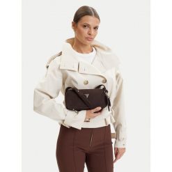 Torebka Guess. Brązowe torebki klasyczne damskie Guess, z aplikacjami, bez dodatków. Za 639.99 zł.