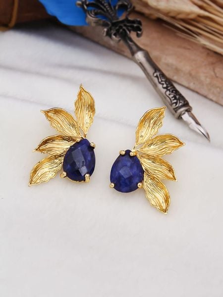 L'Atelier de Gaia Pozłacane kolczyki-wkrętki z szafirem rozmiar: onesize. Niebieskie kolczyki damskie L'Atelier de Gaia, z szafirem, pozłacane. Za 52.99 zł.