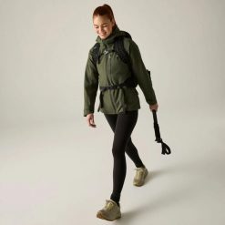 Damska Kurtka Nieodporna Birchdale II. Zielone kurtki damskie Regatta, bez wzorów, z materiału, z kapturem. Za 599.99 zł.