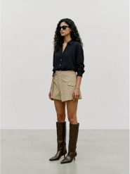 Vero Moda Koszula w kolorze czarnym rozmiar: M. Czarne koszule damskie Vero Moda, m, bez wzorów, z wiskozy, bez kołnierzyka, bez ramiączek. Za 109.95 zł.