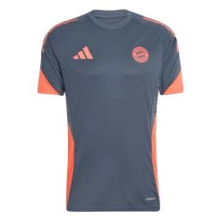 Koszulka treningowa Bayern Monachium 2025/26. Szare t-shirty sportowe męskie Adidas, bez ramiączek, do piłki nożnej. W wyprzedaży za 268.00 zł.