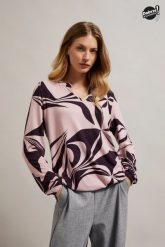Sweter z geometrycznym wzorem różowy. Czerwone swetry klasyczne damskie MOODO, s, z elastanu, bez kołnierzyka. W wyprzedaży za 34.98 zł.