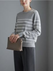 Sweter w paski z ozdobnymi guzikami na ramieniach - szary. Szare swetry klasyczne damskie Sinsay, l, bez kołnierzyka. Za 35.99 zł.