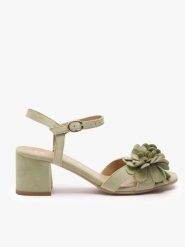 Jasnozielone sandały na obcasie z kwiatem. Zielone sandały damskie Ryłko, bez wzorów, ze skóry, bez obcasa, na obcasie. Za 449.99 zł.