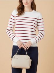 Sweter w paski z ozdobnymi guzikami na ramieniach - czerwony. Czerwone swetry klasyczne damskie Sinsay, l, bez kołnierzyka. Za 35.99 zł.