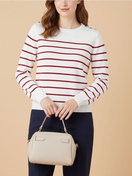 Sweter w paski z ozdobnymi guzikami na ramieniach - czerwony. Czerwone swetry klasyczne damskie Sinsay, l, bez kołnierzyka. Za 35.99 zł.