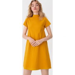 Sukienka z półgolfem - Żółty. Żółte sukienki damskie House, l, bez wzorów, bez kołnierzyka, bez ramiączek. Za 49.99 zł.