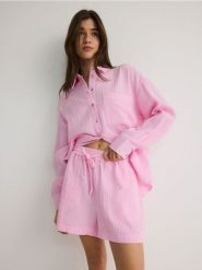 Szorty z bawełnianego muślinu - różowy. Czerwone szorty damskie Reserved, bez wzorów, z bawełny. W wyprzedaży za 49.99 zł.