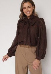 Brązowa Koronkowa Koszula z Bufiastymi Rękawami i Kokardą przy Dekolcie Sewane. Brązowe koszule damskie Born2be, m, bez wzorów, z jeansu, biznesowe, bez kołnierzyka, bez ramiączek. Za 149.99 zł.