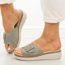 Khaki skórzane klapki damskie S.Barski 7002. Brązowe klapki damskie S.BARSKI, bez wzorów, z jeansu, bez obcasa, na koturnie. Za 229.00 zł.