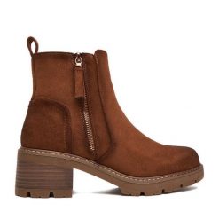 Botki Clara Barson. Brązowe botki damskie Clara Barson, bez obcasa, na słupku, bez zapięcia. Za 159.99 zł.