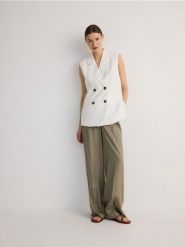 Długa dwurzędowa kamizelka - biały. Białe kamizelki damskie Reserved, l, z wiskozy, długie. W wyprzedaży za 99.99 zł.