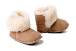 EMU AUSTRALIA Baby Bootie Deluxe B13256 sand, śniegowce dziecięce, rozmiary 19-29,5. Brązowe buciki dla niemowląt Emu Australia, na zimę, ze skóry, bez zapięcia. Za 219.90 zł.