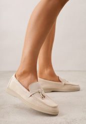 Beżowe Mokasyny z Imitacji Zamszu Zdobione Zawieszką i Przeszyciem Aezoris. Brązowe mokasyny damskie Renee, z jeansu. Za 99.99 zł.