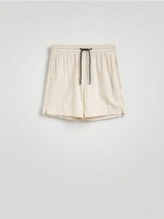 Szorty slim fit - kremowy. Białe szorty męskie Reserved, z tkaniny, bez kołnierzyka. Za 99.99 zł.
