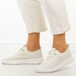 Beżowe ażurowe półbuty damskie Potocki 16366. Brązowe półbuty damskie POTOCKI, w ażurowe wzory, z dresówki, biznesowe, z okrągłym noskiem, bez obcasa, na płaskiej podeszwie. W wyprzedaży za 113.52 zł.