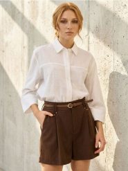 Gładkie szorty z paskiem z wiskozą - brązowy. Brązowe szorty damskie Sinsay, bez wzorów, z wiskozy. Za 49.99 zł.