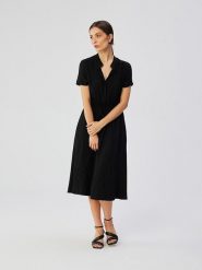 Stylove Sukienka w kolorze czarnym rozmiar: L. Czarne sukienki damskie Stylove, l, bez wzorów, z wiskozy, bez kołnierzyka, bez ramiączek, midi. Za 249.99 zł.