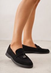Czarne Mokasyny z Imitacji Zamszu z Ozdobnym Przeszyciem i Zawieszką Veleyra. Czarne mokasyny damskie Born2be, z jeansu. Za 99.99 zł.