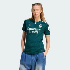 Koszulka wyjazdowa Real Madryt 26/27. Zielone t-shirty damskie Adidas, l, bez wzorów, z dzianiny, bez kołnierzyka. Za 439.00 zł.
