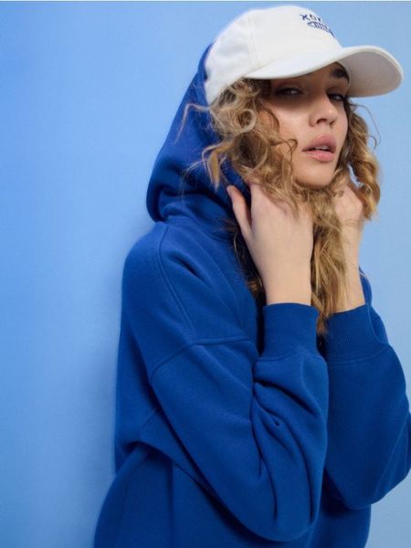 Dresowa bluza hoodie z nadrukiem "Le Soleil" - niebieski. Niebieskie bluzy bez kaptura damskie Sinsay, l, z dresówki. W wyprzedaży za 35.99 zł.