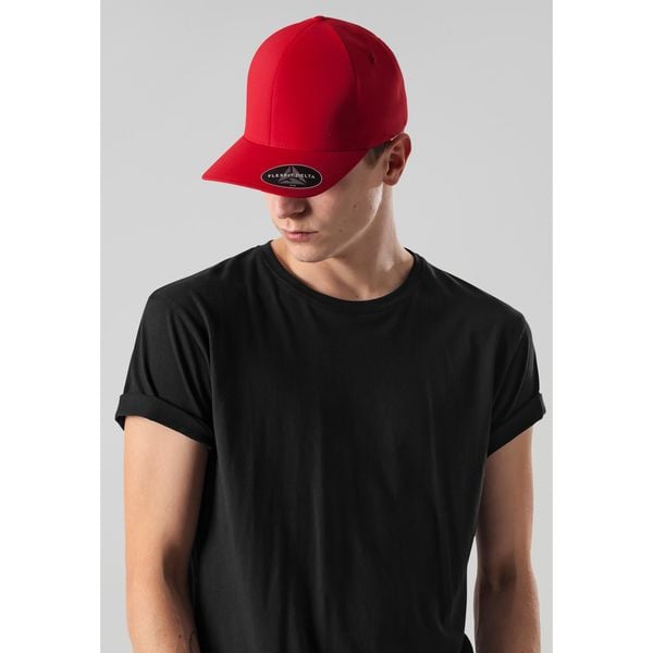 Czapka Flexfit delta. Czerwone czapki męskie FLEXFIT, bez wzorów, sportowe. Za 167.50 zł.