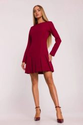 Elegancka krótka sukienka trapezowa z kontrafałdami bordowa. Czerwone sukienki damskie MOE, s, bez wzorów, eleganckie, bez kołnierzyka, bez ramiączek, mini, dopasowane. Za 329.00 zł.