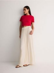 Bawełniany t-shirt - czerwony. Czerwone t-shirty damskie Reserved, l, bez wzorów, z bawełny, bez kołnierzyka. W wyprzedaży za 17.99 zł.