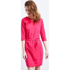Sukienka dzianinowa z wiązaniem. Sukienki damskie MOODO, l, bez wzorów, z dzianiny, bez kołnierzyka, bez ramiączek. Za 29.99 zł.